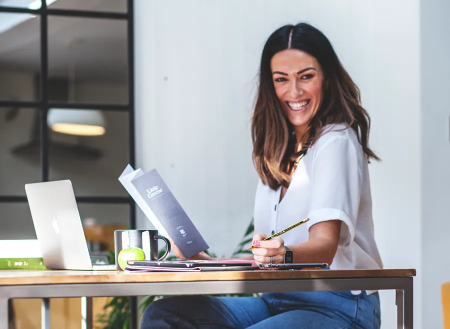 Laura - Airshack Host